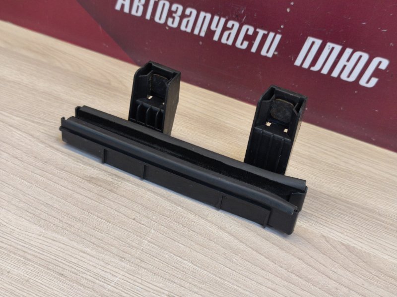 Направляющая стекла двери