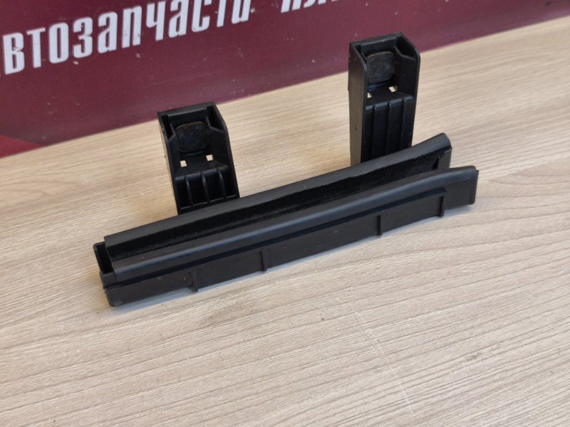 Направляющая стекла двери