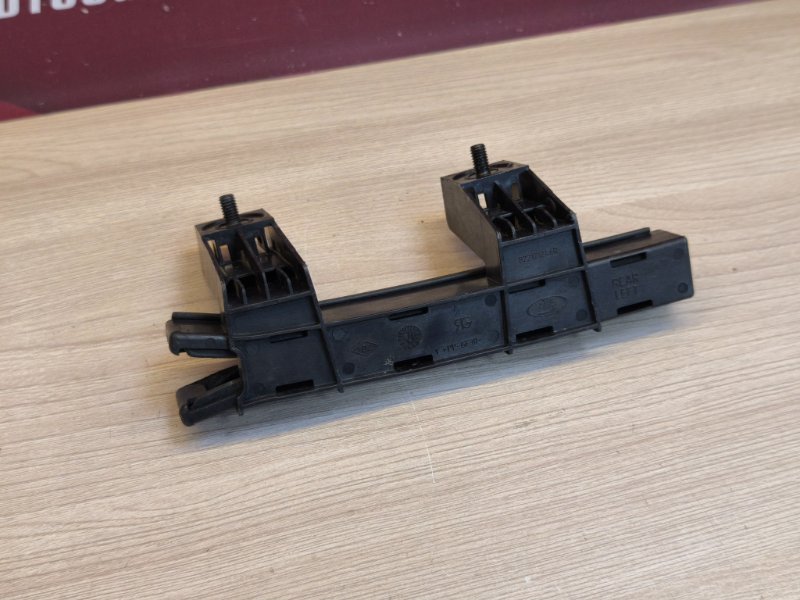 Направляющая стекла двери