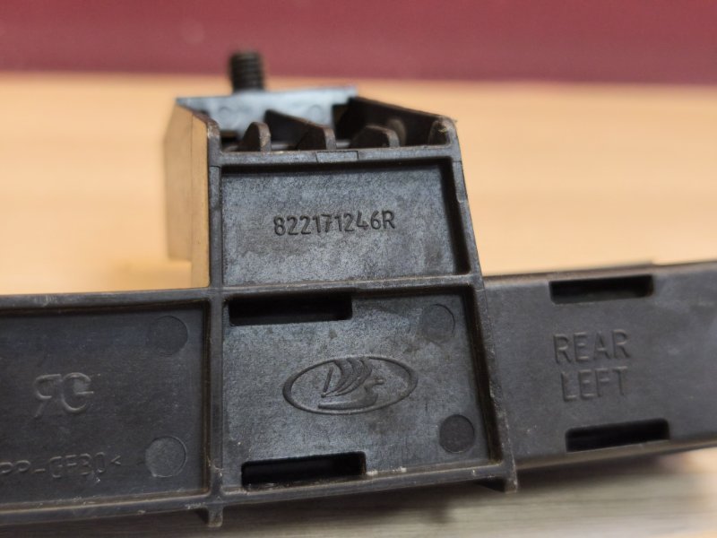 Направляющая стекла двери