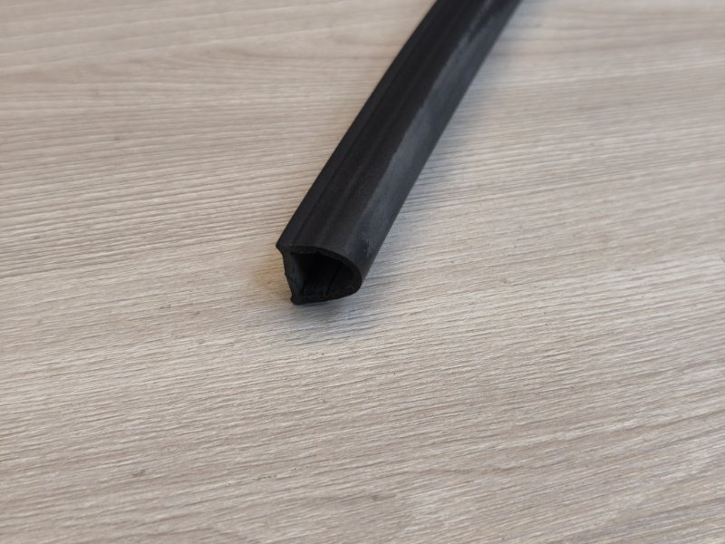 Уплотнительная резинка боковой двери