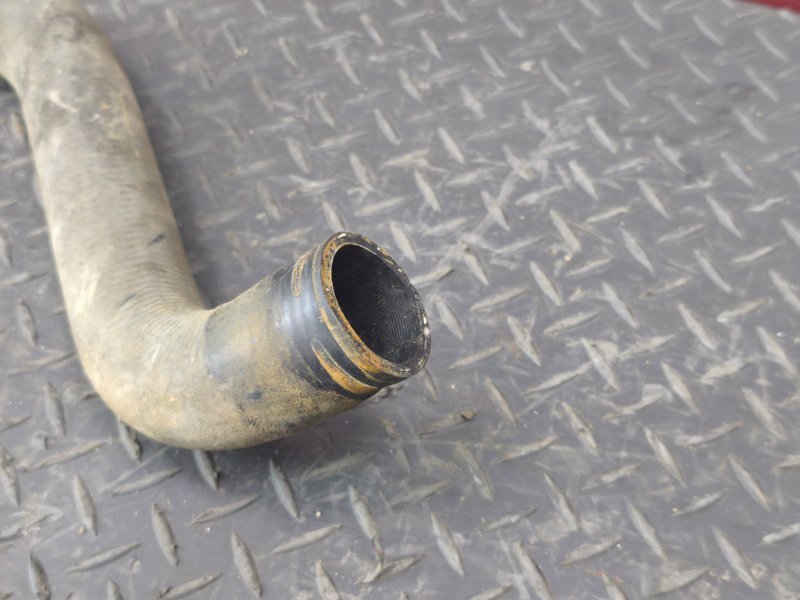 Патрубок радиатора нижний