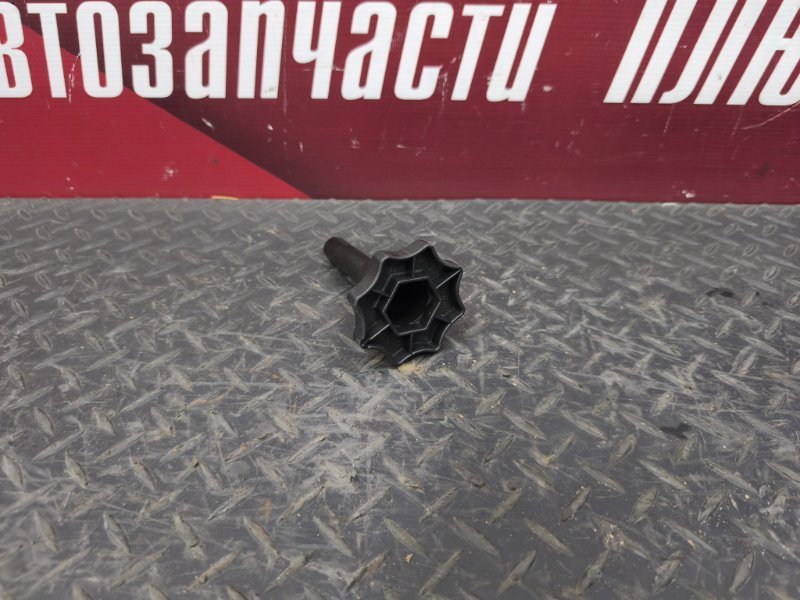 Крепление запасного колеса