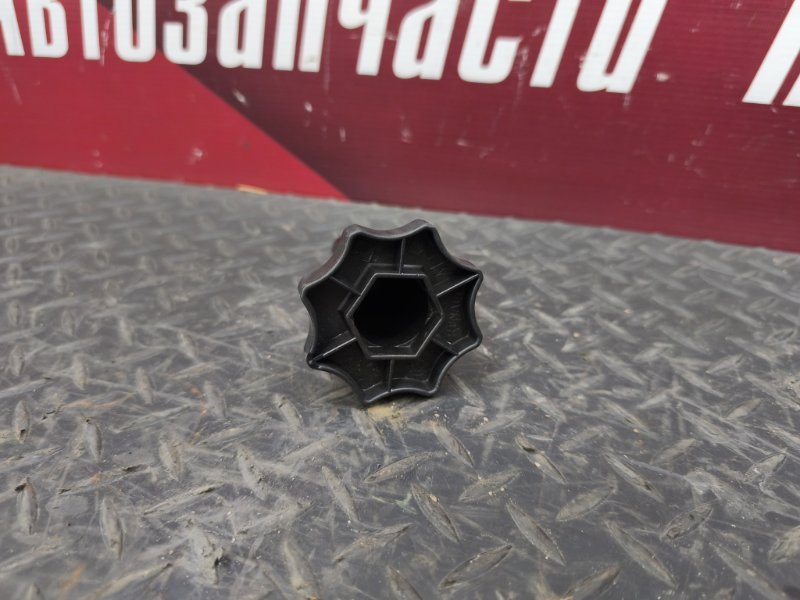 Крепление запасного колеса