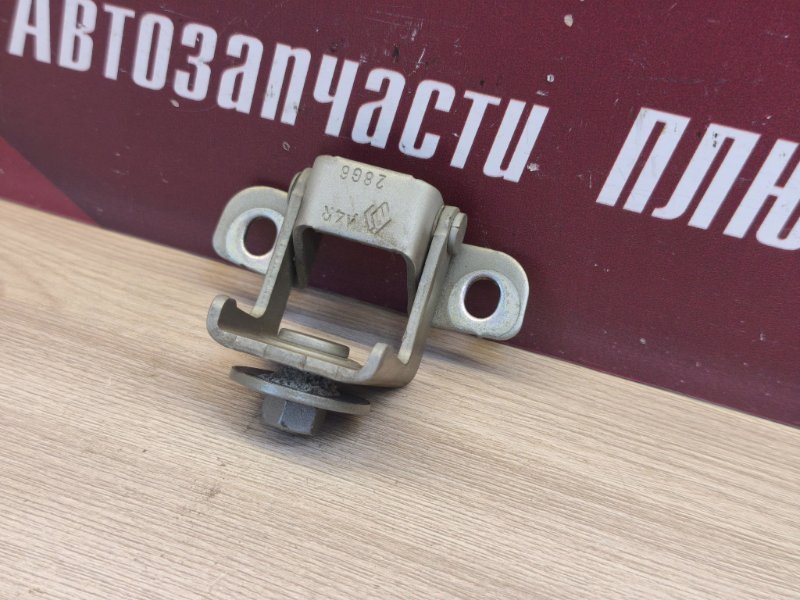 Петля двери багажника