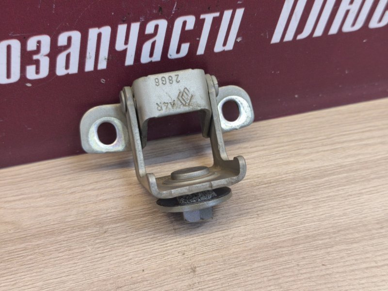 Петля двери багажника