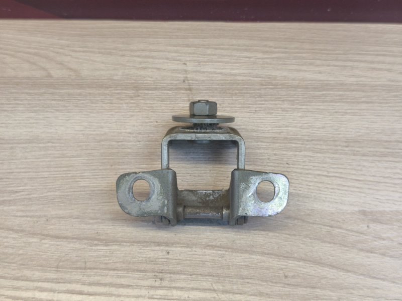 Петля двери багажника