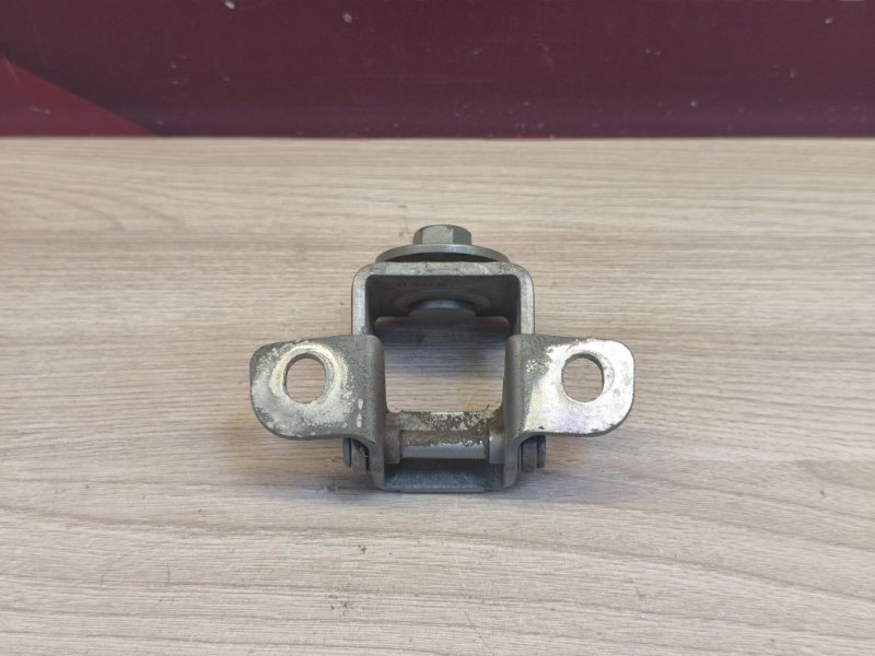 Петля двери багажника