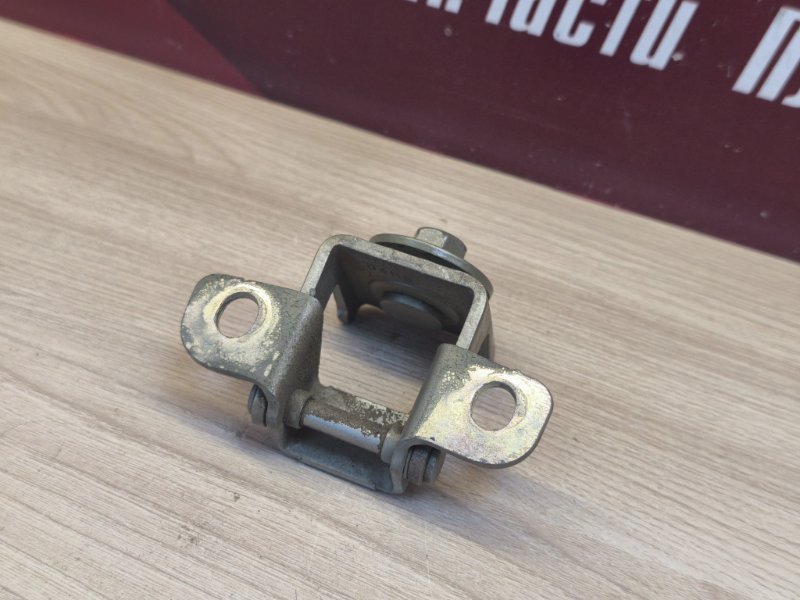 Петля двери багажника