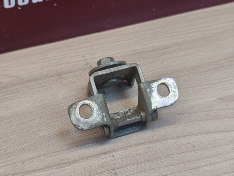 Петля двери багажника