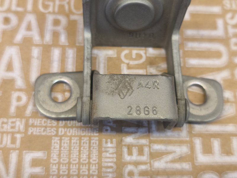 Петля двери багажника