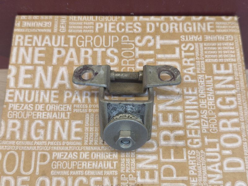 Петля двери багажника