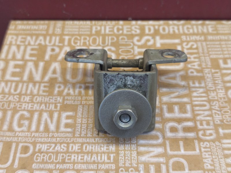 Петля двери багажника