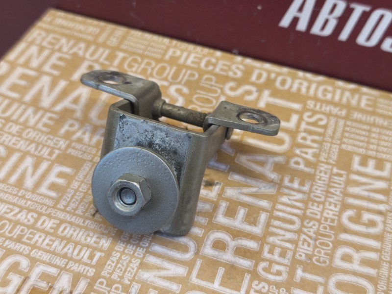 Петля двери багажника