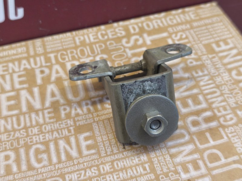 Петля двери багажника