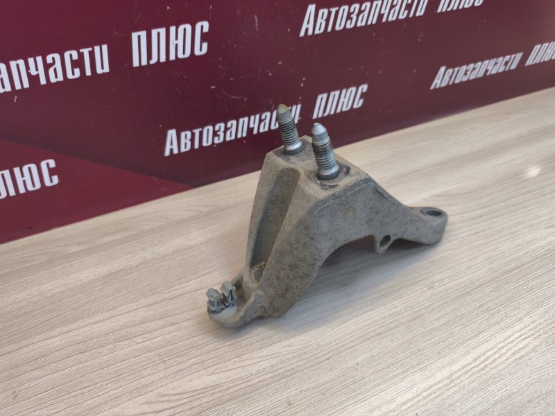 Кронштейн опоры двигателя