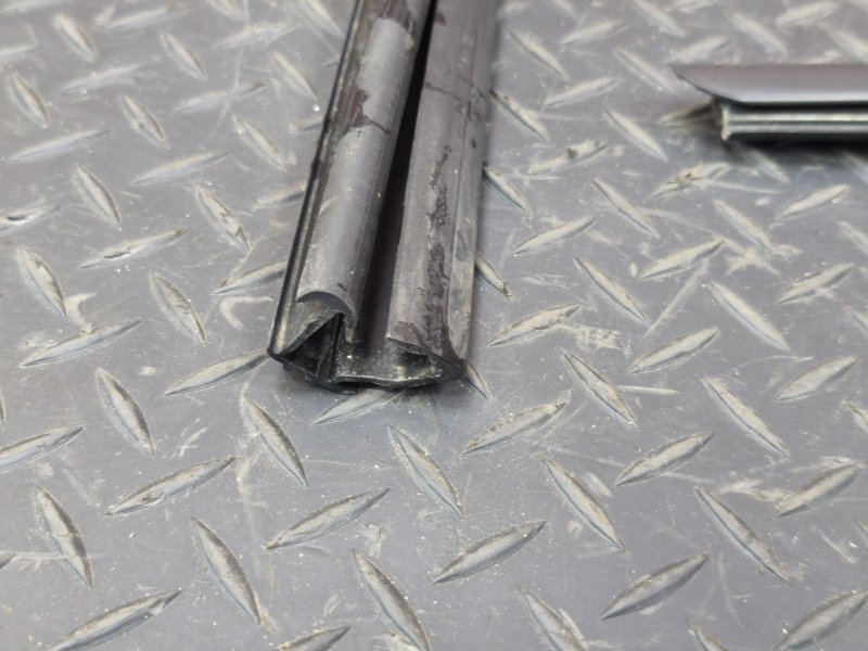 Уплотнитель стекла      двери