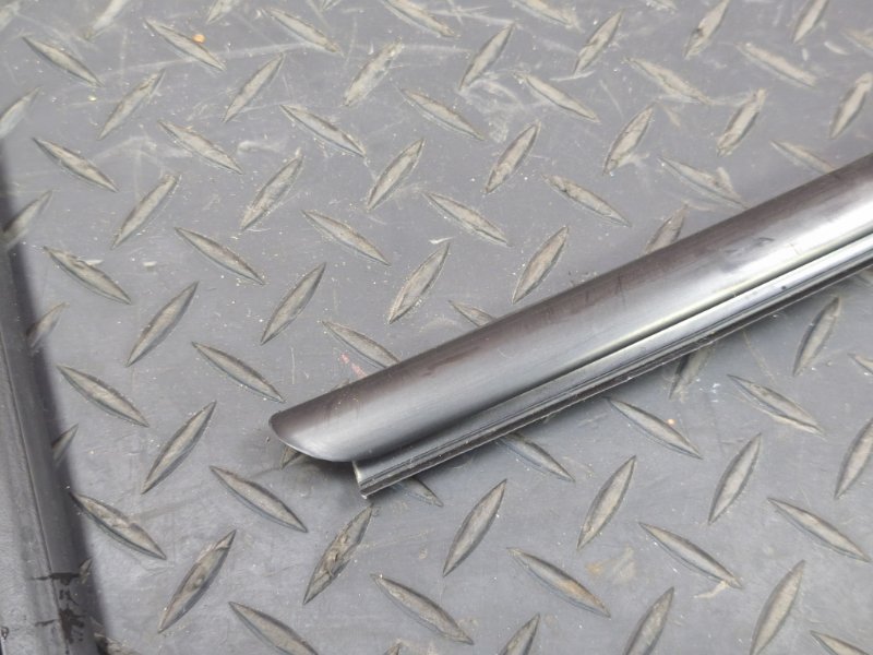 Уплотнитель стекла      двери