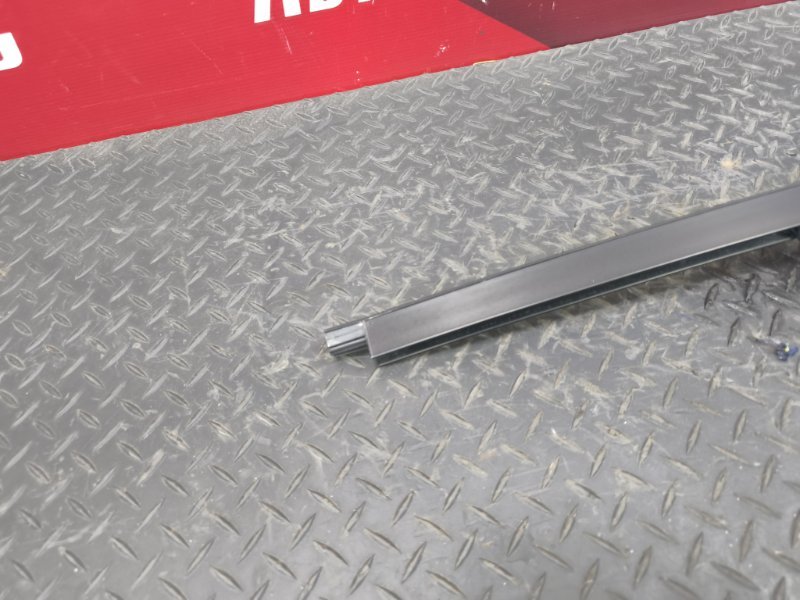 Направляющая стекла     двери