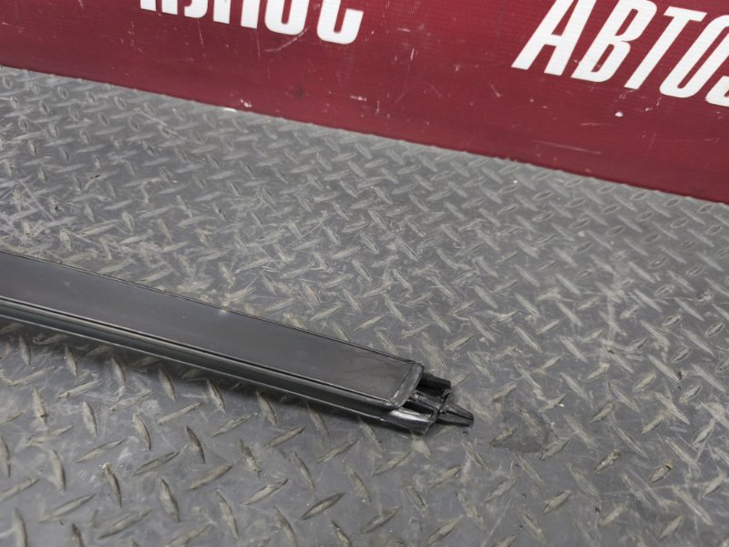 Направляющая стекла     двери