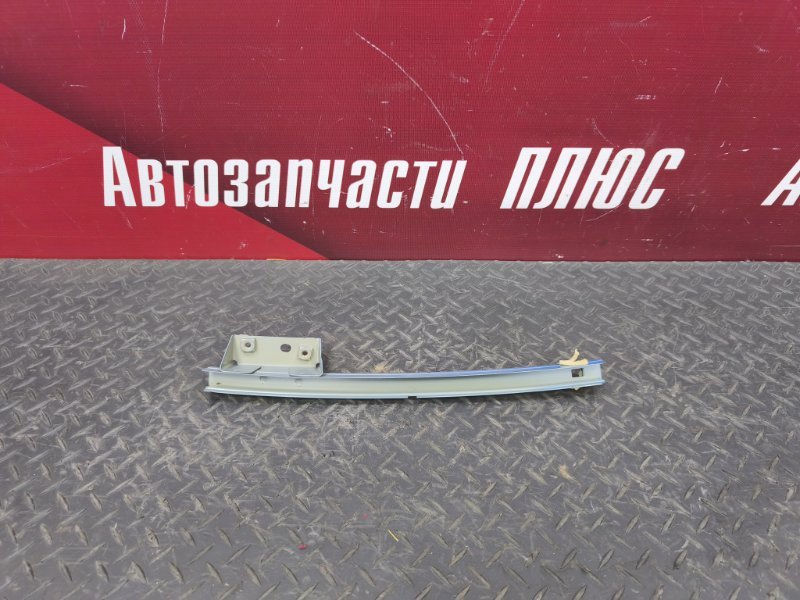 Направляющая стекла двери