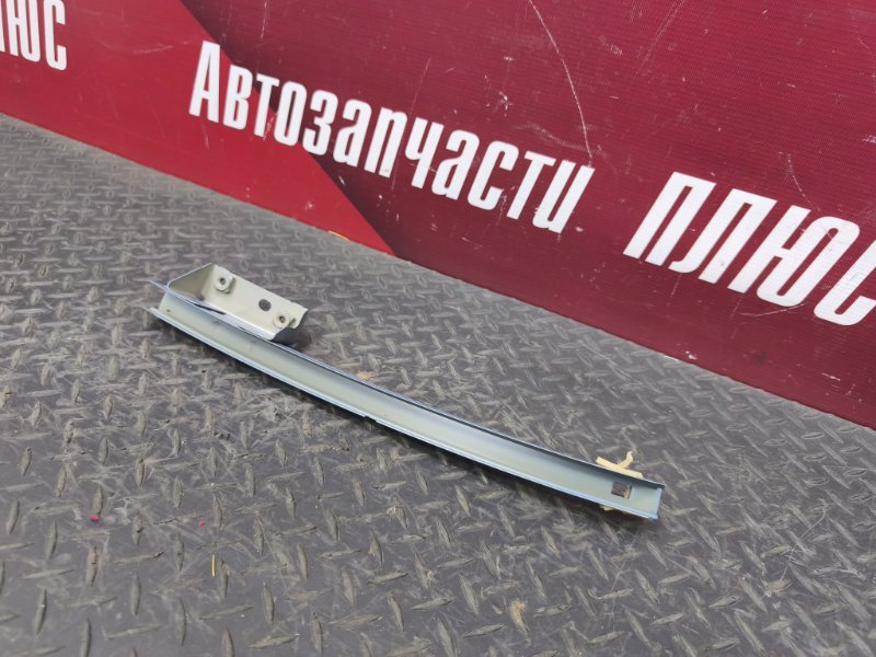 Направляющая стекла двери