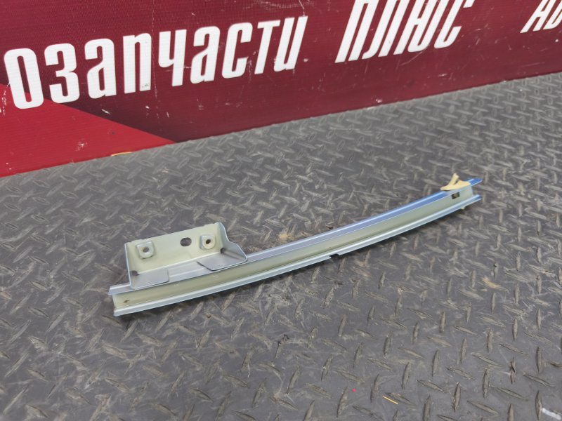 Направляющая стекла двери