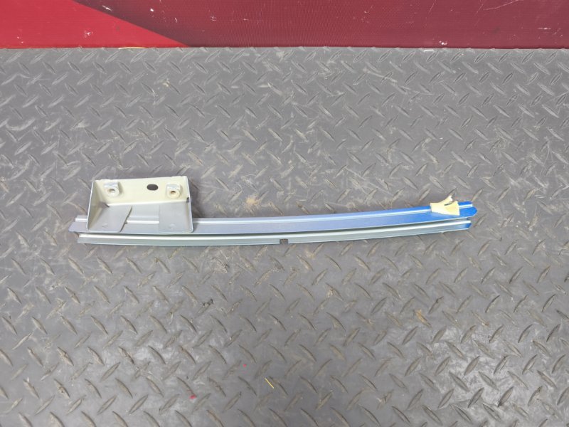 Направляющая стекла двери