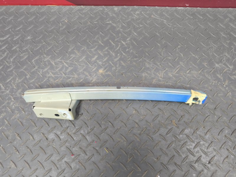 Направляющая стекла двери