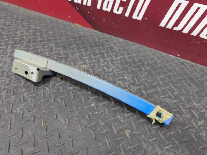 Направляющая стекла двери