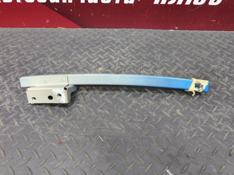 Направляющая стекла двери