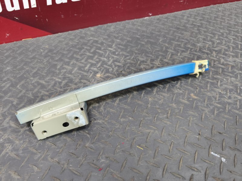 Направляющая стекла двери