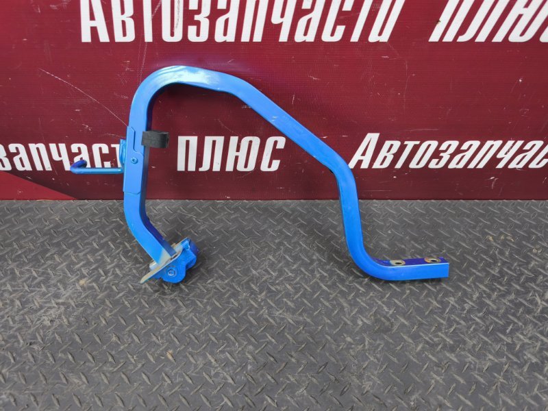 Петля крышки багажника