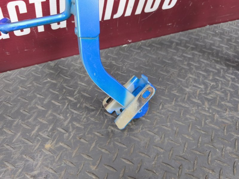 Петля крышки багажника