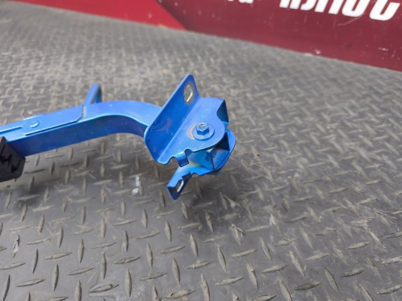 Петля крышки багажника