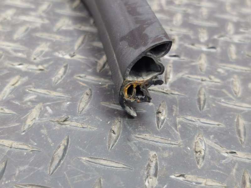 Уплотнитель двери