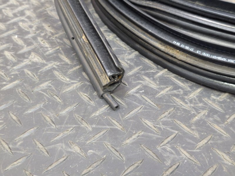 Уплотнитель двери