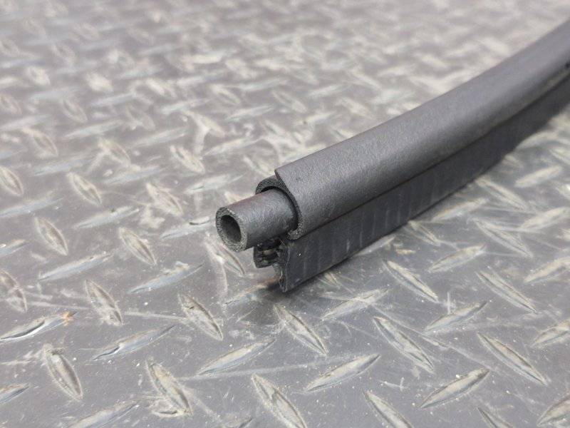 Уплотнительная резинка крышки багажника