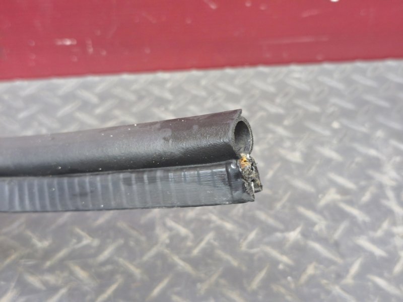 Уплотнительная резинка крышки багажника