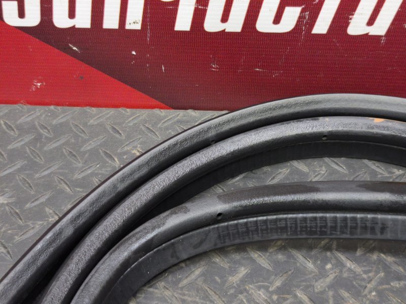 Уплотнительная резинка крышки багажника