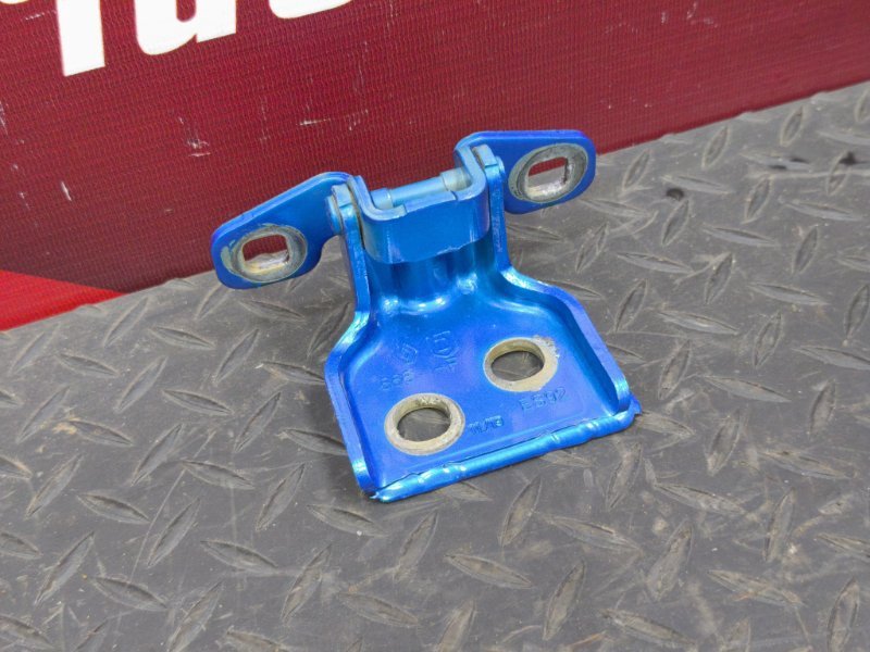 Петля двери