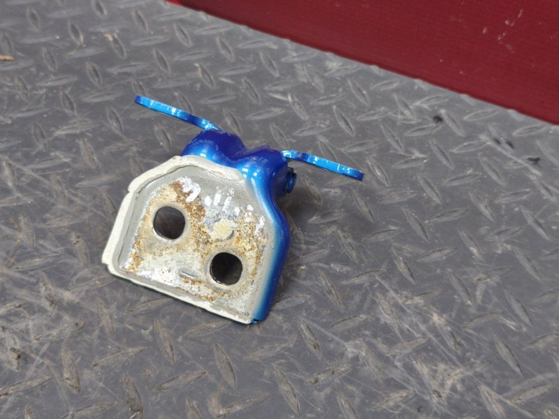 Петля двери