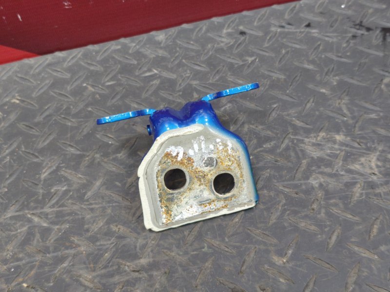 Петля двери