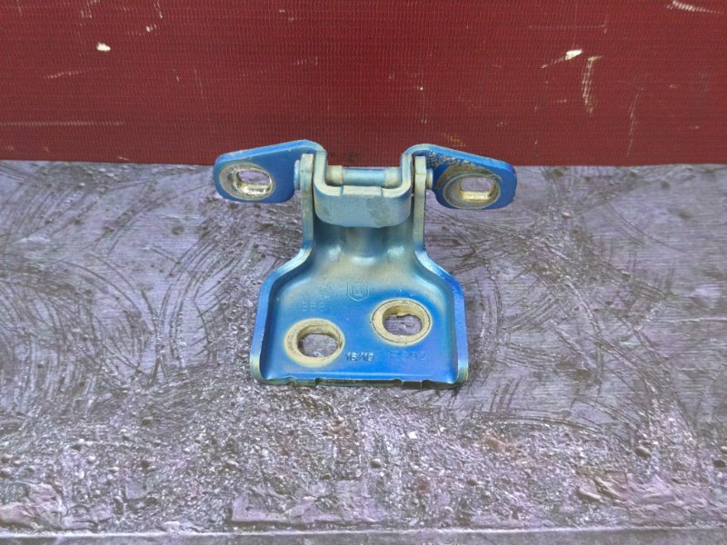 Петля двери