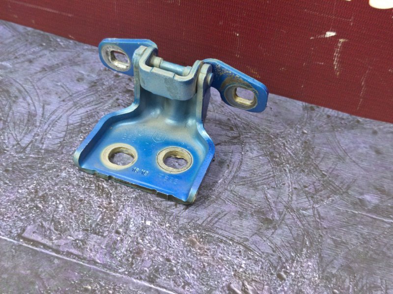 Петля двери