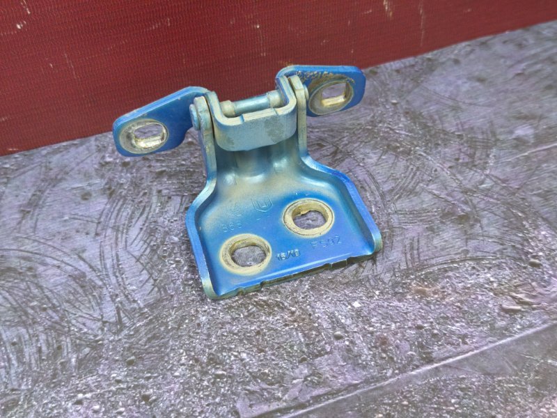 Петля двери