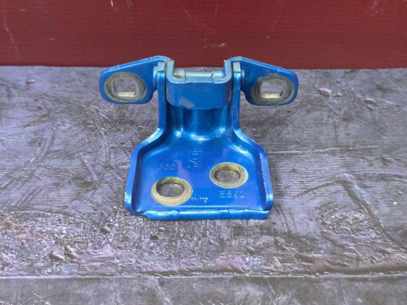 Петля двери