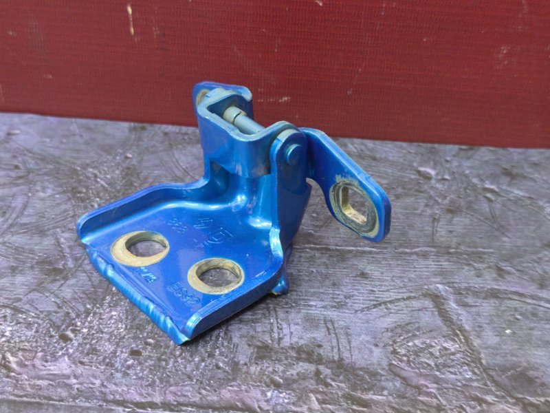 Петля двери