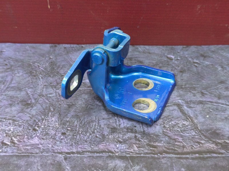 Петля двери