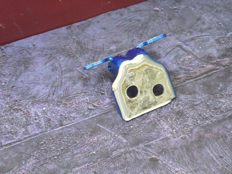 Петля двери